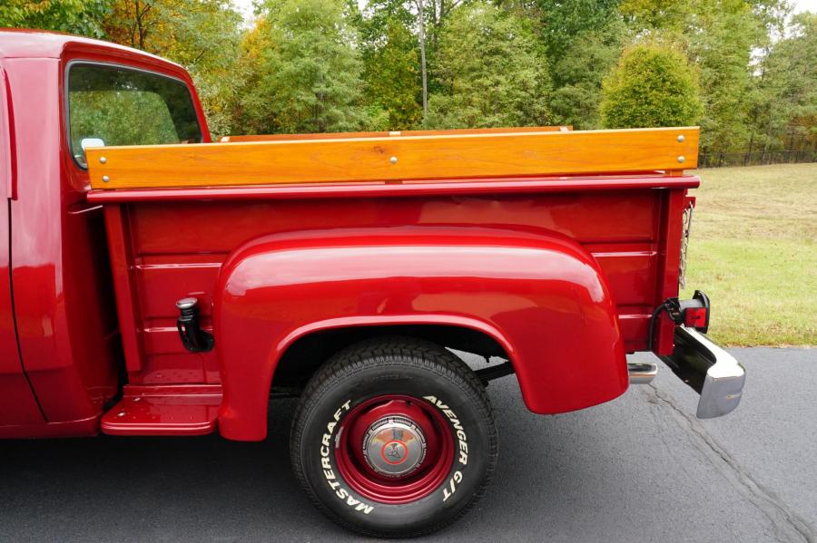Детали экстерьера Dodge D100 Custom Pickup 1979 года  (фото 17 из 92)